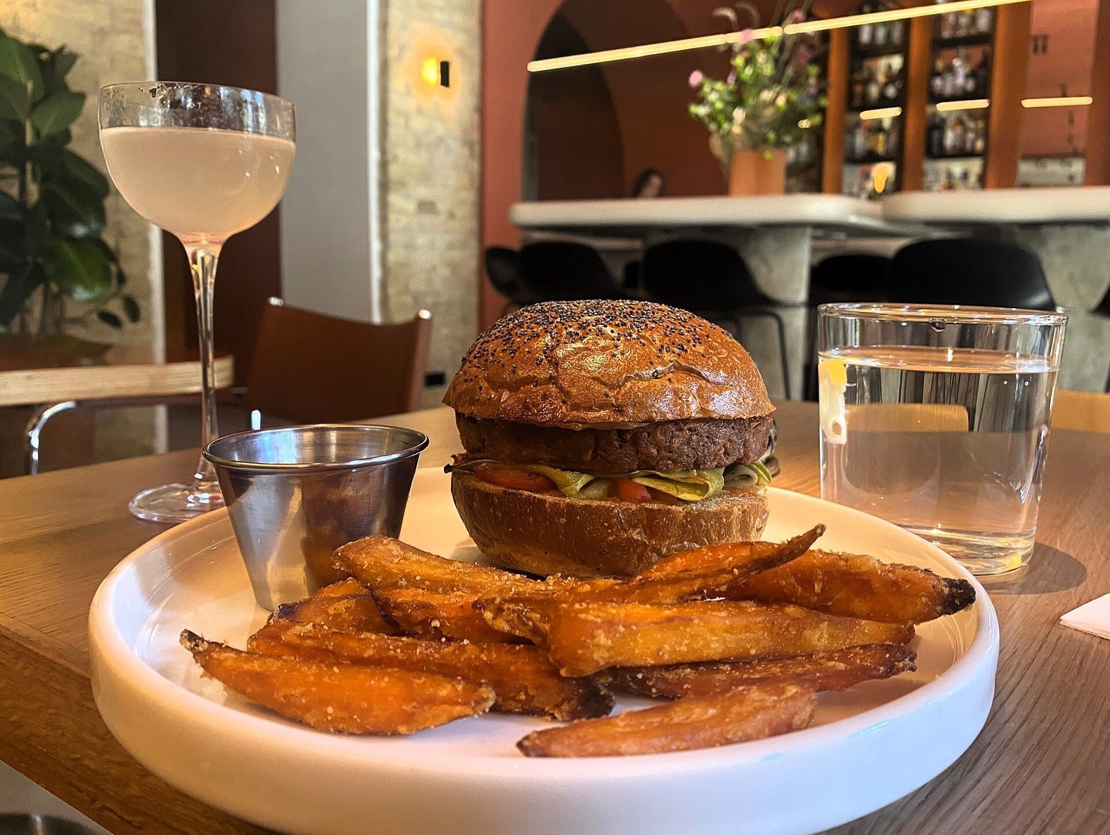 Vegansk burger servert med stekte søtpotetbåter