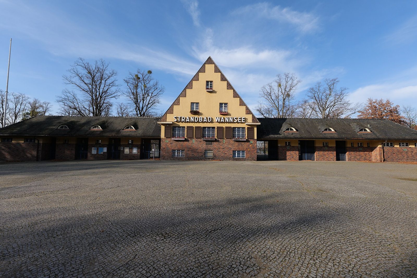Det trappegavlete inngangsbygget til Strandbad Wannsee med navnet over porten