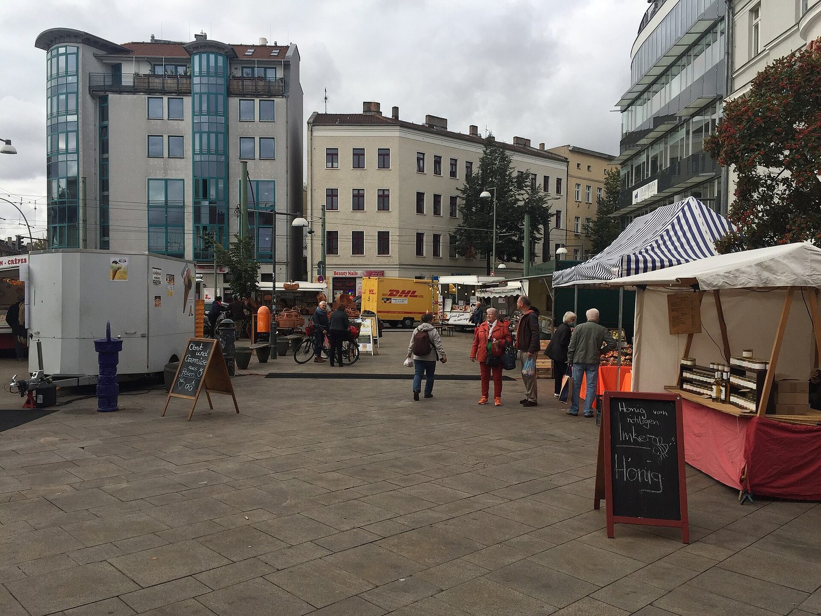 Markedsbod med honning og lokale varer på torget ved Antonplatz