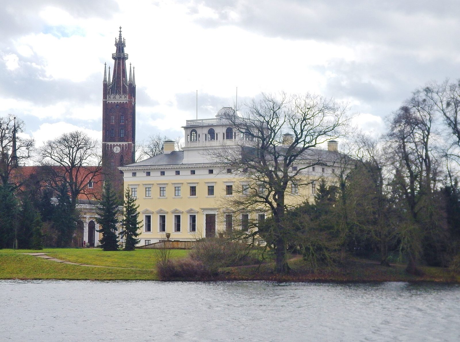Det klassisistiske slottet i Wörlitz sett over vannet i landskapsparken
