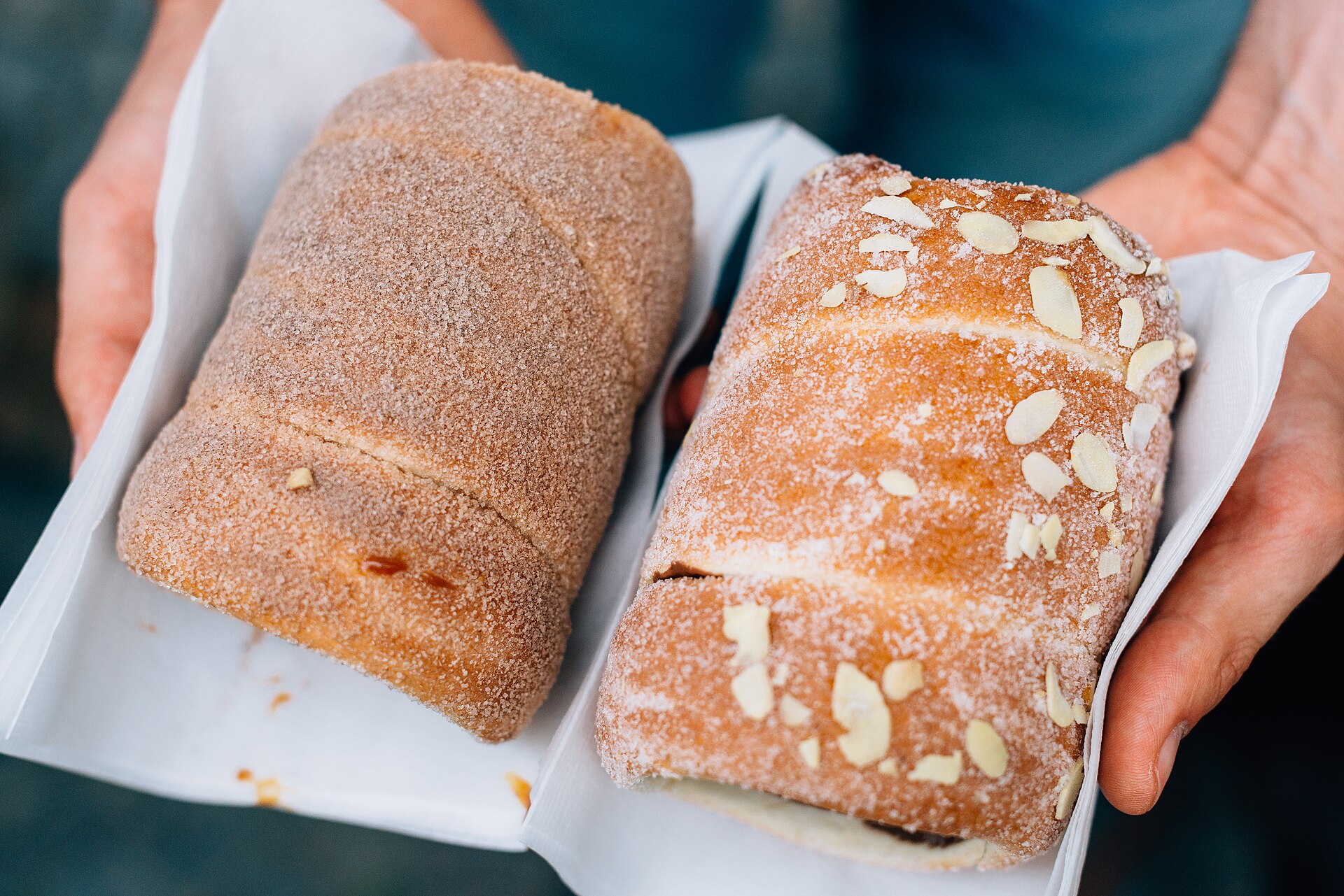 To grove brød holdt fram i papir