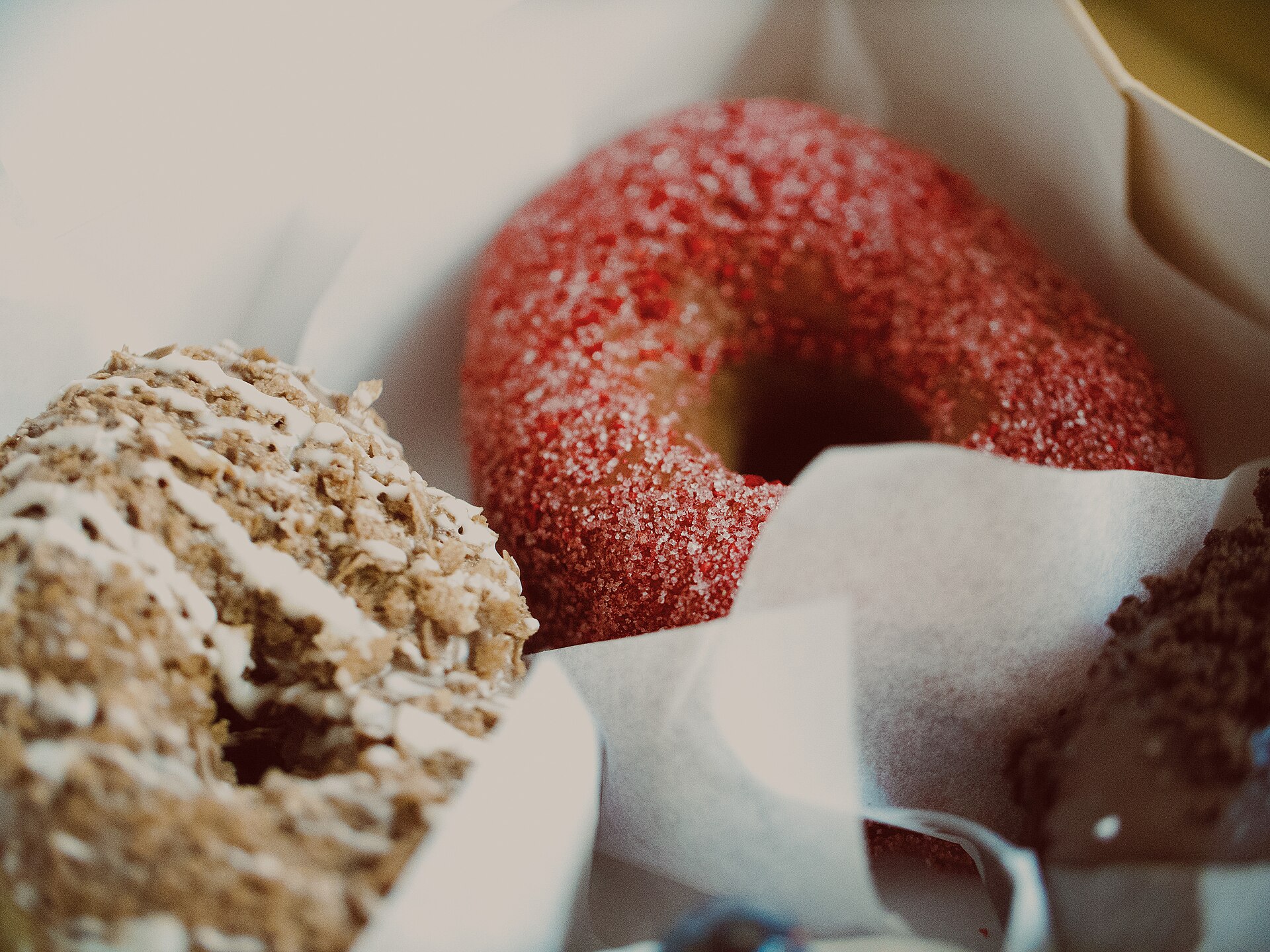 Berliner Pfannkuchen med sukker, servert i papir